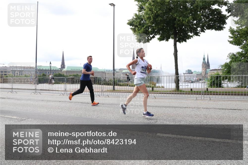 29.06.2025 - hella hamburg halbmarathon Lena Gebhardt http://msf.ph/oto/8423194 29.06.2025 10:28:10 Lombardsbrücke 14155, 1148, 2080, 3389, 3445, 5177, 5369, 5604, 5847, 6632, 7497, 7667, 8215, 8327, 9567, 9653, 9654, 9688, 11692, 11739, 12780, 12823, 12842, 13043, 13045, 13296, 13400, 13568, 13678, 13860, 14017, 14155, 15123, 15607, 15608, 16569, 16804, 16838, 18256, 18301, 18604, 18626, 19180 meine-sportfotos.de