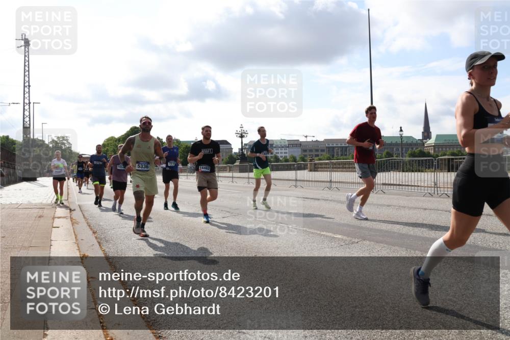 29.06.2025 - hella hamburg halbmarathon Lena Gebhardt http://msf.ph/oto/8423201 29.06.2025 09:52:06 Lombardsbrücke 1654, 5336, 7710, 14462, 1057, 1139, 1312, 1353, 1468, 1569, 1604, 1631, 1763, 1903, 2653, 3305, 3437, 3618, 3697, 3852, 4865, 4871, 4915, 4991, 5014, 5047, 5129, 5231, 5336, 5690, 5987, 6373, 6490, 6700, 6705, 6711, 6770, 7092, 7185, 7710, 8074, 8346, 8359, 8564, 8900, 9114, 9348, 9358, 9444, 9547, 9659, 10319, 10375, 10493, 10669, 10691, 10934, 10978, 11021, 11062, 11495, 11679, 11714, 11821, 12438, 12623, 12711, 12772, 13728 meine-sportfotos.de