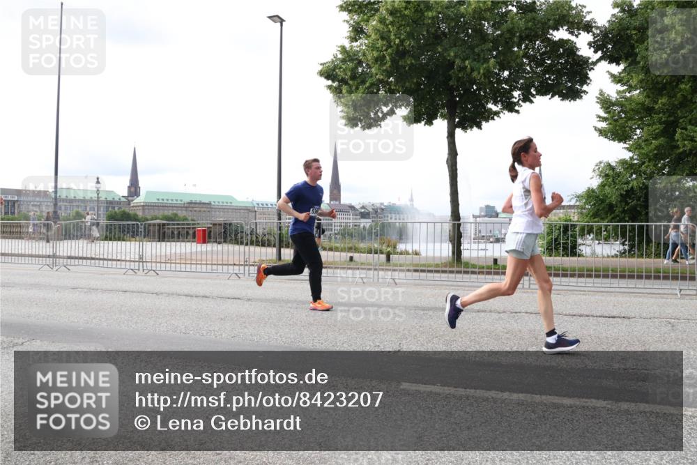 29.06.2025 - hella hamburg halbmarathon Lena Gebhardt http://msf.ph/oto/8423207 29.06.2025 10:28:10 Lombardsbrücke 1148, 2080, 3389, 3445, 5177, 5369, 5604, 5847, 6632, 7497, 7667, 8215, 8327, 9567, 9653, 9654, 9688, 11692, 11739, 12780, 12823, 12842, 13043, 13045, 13296, 13400, 13568, 13678, 13860, 14017, 14155, 15123, 15607, 15608, 16569, 16804, 16838, 18256, 18301, 18604, 18626, 19180 meine-sportfotos.de