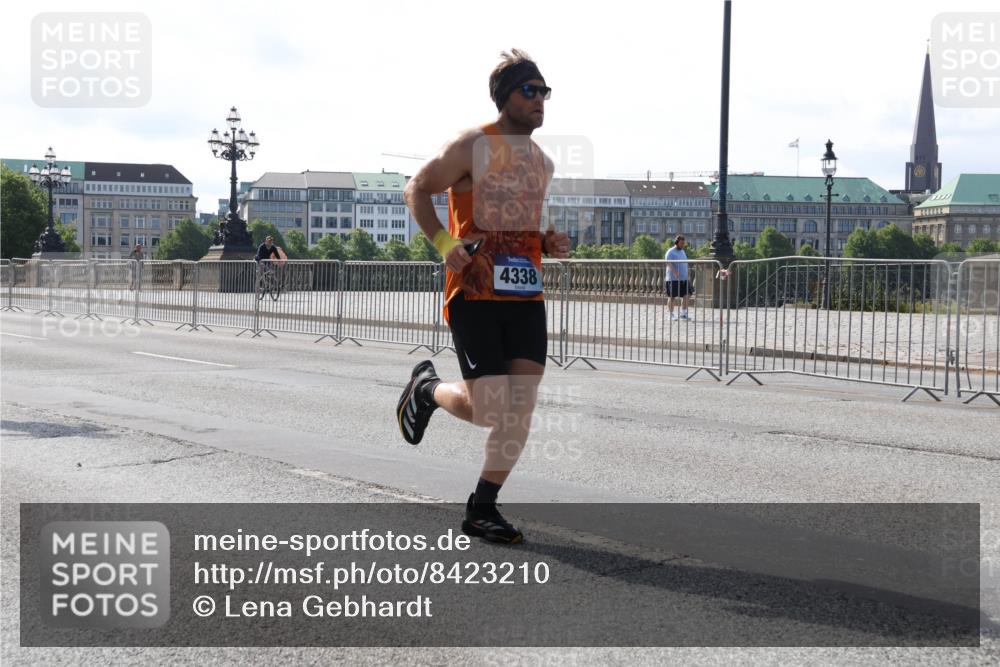 29.06.2025 - hella hamburg halbmarathon Lena Gebhardt http://msf.ph/oto/8423210 29.06.2025 09:42:59 Lombardsbrücke 4338, 4338, 5301, 5612, 7331, 7855, 9097, 9269, 9385, 10468, 11078, 11228, 11994, 12341, 12360, 12529, 12992, 13346, 13872, 13913, 14728, 14753, 14836, 16615, 17614, 18037, 18740, 19041, 19042, 19050, 19076, 19078 meine-sportfotos.de