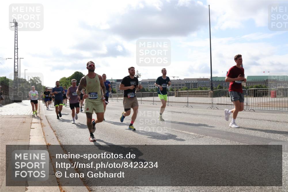 29.06.2025 - hella hamburg halbmarathon Lena Gebhardt http://msf.ph/oto/8423234 29.06.2025 09:52:07 Lombardsbrücke 5336, 14462, 1057, 1139, 1312, 1353, 1468, 1569, 1604, 1631, 1763, 1903, 2653, 3305, 3437, 3618, 3697, 3852, 4565, 4865, 4871, 4915, 4991, 5014, 5047, 5129, 5231, 5336, 5690, 5987, 6373, 6490, 6700, 6705, 6711, 6770, 7092, 7185, 7710, 8074, 8346, 8359, 8564, 8900, 9114, 9348, 9358, 9444, 9547, 9659, 10319, 10375, 10493, 10669, 10691, 10741, 10934, 10978, 11021, 11062, 11495, 11679, 11714, 11821, 12438, 12623, 12711, 12772, 13728 meine-sportfotos.de