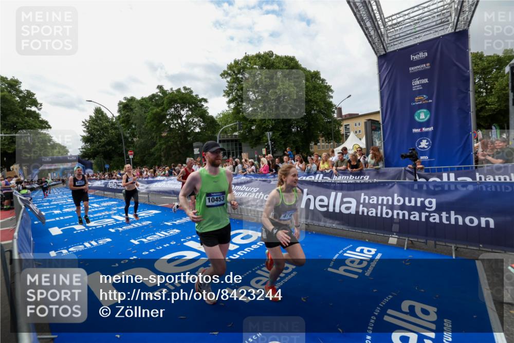 29.06.2025 - hella hamburg halbmarathon Zöllner http://msf.ph/oto/8423244 29.06.2025 10:33:00 Ziel 4463, 4749, 6358, 10453, 11169, 12290, 18679, 19059 meine-sportfotos.de