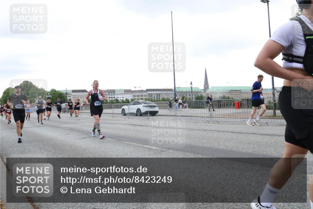 29.06.2025 - hella hamburg halbmarathon Lena Gebhardt http://msf.ph/oto/8423249 29.06.2025 10:52:59 Lombardsbrücke 10981, 4591, 1369, 1826, 2146, 2291, 2362, 2420, 2701, 2983, 2988, 3140, 3227, 3787, 4591, 4626, 4729, 5360, 5428, 6135, 6521, 7032, 7483, 7511, 7681, 7737, 8641, 9068, 9070, 9545, 10055, 10392, 10417, 10568, 10600, 10661, 10879, 10928, 10981, 11520, 11524, 11919, 12127, 12128, 12994, 13489, 13916, 13917, 14009, 14038, 14765, 14807, 14977, 14979, 16137 meine-sportfotos.de