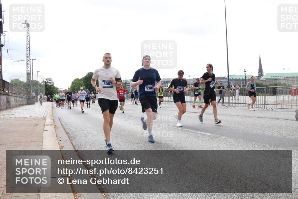 29.06.2025 - hella hamburg halbmarathon Lena Gebhardt http://msf.ph/oto/8423251 29.06.2025 10:43:06 Lombardsbrücke 5067, 9304, 13049, 1149, 1155, 1467, 1656, 1788, 1816, 1878, 1964, 2103, 2158, 2267, 2361, 2401, 2450, 2509, 2940, 2941, 2971, 3074, 3238, 3283, 3329, 3378, 3518, 3638, 3764, 4056, 4092, 4105, 4177, 4302, 4334, 4385, 4680, 5067, 5268, 5610, 5720, 5755, 5967, 6120, 6440, 6764, 7043, 7461, 7513, 7872, 8161, 8184, 8435, 8795, 8991, 9072, 9304, 9378, 9644, 9976, 10008, 10180, 10697, 11142, 11710, 12151, 12441, 13049, 13241 meine-sportfotos.de