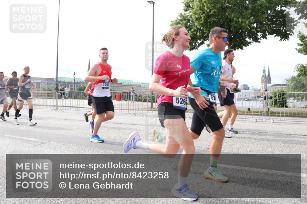 29.06.2025 - hella hamburg halbmarathon Lena Gebhardt http://msf.ph/oto/8423258 29.06.2025 10:18:55 Lombardsbrücke 9549, 7051, 10467, 526, 52, 18, 1234, 1349, 1521, 1718, 1755, 1820, 2096, 2703, 2781, 2802, 2821, 3026, 3105, 3118, 3202, 3529, 3591, 3592, 3631, 4123, 4383, 4718, 4802, 4845, 5034, 5049, 5098, 5264, 5266, 5323, 5429, 5834, 5910, 6194, 6249, 6332, 6413, 6477, 6482, 6533, 6736, 7051, 7121, 7160, 7214, 7252, 7454, 8341, 8665, 8780, 9270, 9272, 9276, 9505, 9549, 9586, 9652, 9658, 9748, 9756, 9757, 10037, 10172, 10467, 10502, 10687, 10816, 12541, 12548, 12552, 12703 meine-sportfotos.de