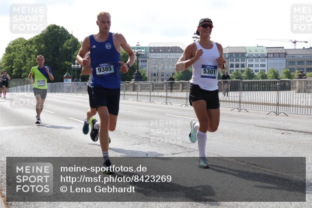 29.06.2025 - hella hamburg halbmarathon Lena Gebhardt http://msf.ph/oto/8423269 29.06.2025 09:43:01 Lombardsbrücke 18037, 9385, 5301, 4338, 5301, 5612, 7331, 7855, 9097, 9269, 9385, 9565, 9767, 10468, 10867, 11078, 11228, 11994, 12341, 12360, 12529, 12992, 13346, 13872, 13913, 14728, 14753, 14757, 14836, 15483, 15671, 16615, 17614, 18037, 18328, 18693, 18695, 18740, 18989, 19041, 19042, 19050, 19076, 19078 meine-sportfotos.de
