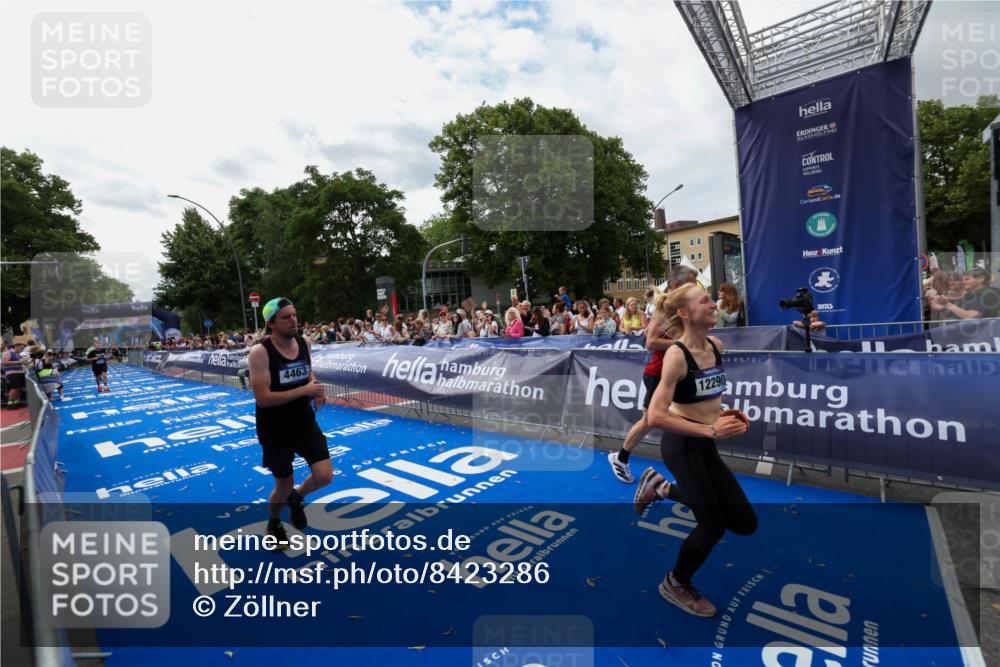 29.06.2025 - hella hamburg halbmarathon Zöllner http://msf.ph/oto/8423286 29.06.2025 10:33:02 Ziel 4463, 11169, 12290, 18679, 19059 meine-sportfotos.de