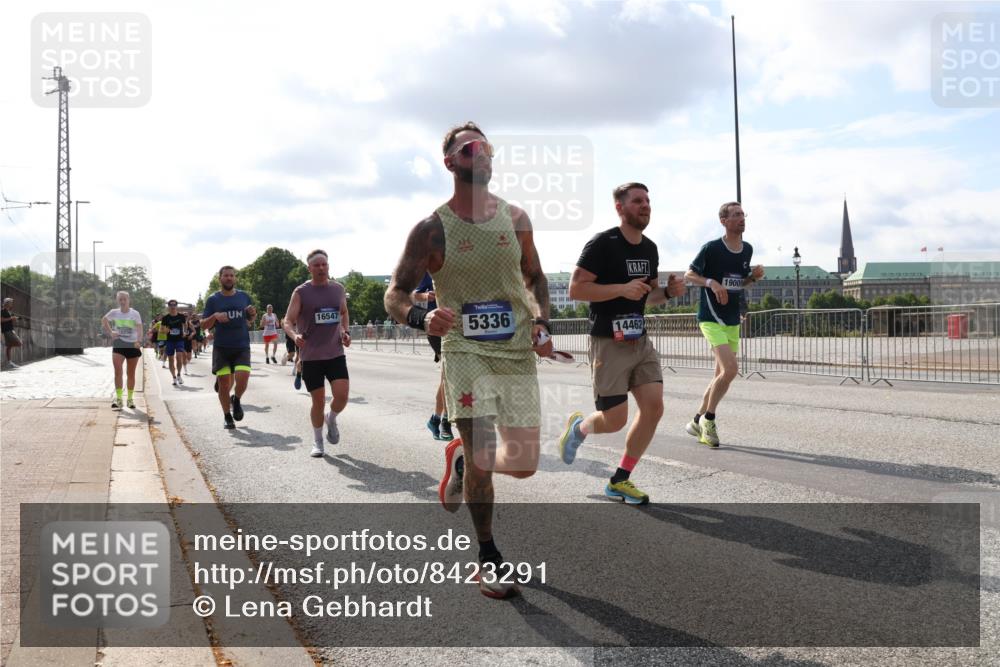 29.06.2025 - hella hamburg halbmarathon Lena Gebhardt http://msf.ph/oto/8423291 29.06.2025 09:52:07 Lombardsbrücke 19009, 16547, 5336, 14462, 1057, 1139, 1312, 1353, 1468, 1569, 1604, 1631, 1763, 1903, 2653, 3305, 3437, 3618, 3697, 3852, 4565, 4865, 4871, 4915, 4991, 5014, 5047, 5129, 5231, 5336, 5690, 5987, 6373, 6490, 6700, 6705, 6711, 6770, 7092, 7185, 7710, 8074, 8346, 8359, 8564, 8900, 9114, 9348, 9358, 9444, 9547, 9659, 10319, 10375, 10493, 10669, 10691, 10741, 10934, 10978, 11021, 11062, 11495, 11679, 11714, 11821, 12438, 12623, 12711, 12772, 13728 meine-sportfotos.de