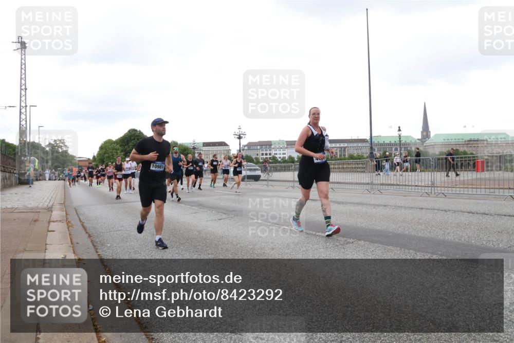 29.06.2025 - hella hamburg halbmarathon Lena Gebhardt http://msf.ph/oto/8423292 29.06.2025 10:53:00 Lombardsbrücke 10981, 1369, 1826, 2146, 2291, 2362, 2420, 2701, 2983, 2988, 3140, 3227, 3787, 4591, 4626, 4729, 5360, 5428, 6135, 6521, 7032, 7483, 7511, 7681, 7737, 8414, 8641, 9068, 9070, 9545, 10055, 10392, 10417, 10568, 10600, 10661, 10879, 10928, 10981, 11520, 11524, 11919, 12127, 12128, 12193, 12700, 12994, 13489, 13916, 13917, 14009, 14038, 14765, 14807, 14977, 14979, 16137 meine-sportfotos.de