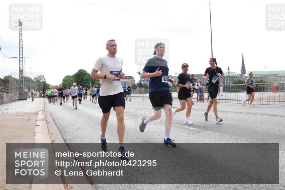 29.06.2025 - hella hamburg halbmarathon Lena Gebhardt http://msf.ph/oto/8423295 29.06.2025 10:43:06 Lombardsbrücke 450, 9304, 3764, 13049, 1149, 1155, 1467, 1656, 1788, 1816, 1878, 1964, 2103, 2158, 2267, 2361, 2401, 2450, 2509, 2940, 2941, 2971, 3074, 3238, 3283, 3329, 3378, 3518, 3638, 3764, 4056, 4092, 4105, 4177, 4302, 4334, 4385, 4680, 5067, 5268, 5610, 5720, 5755, 5967, 6120, 6440, 6764, 7043, 7461, 7513, 7872, 8161, 8184, 8435, 8795, 8991, 9072, 9304, 9378, 9644, 9976, 10008, 10180, 10697, 11142, 11710, 12151, 12441, 13049, 13241 meine-sportfotos.de