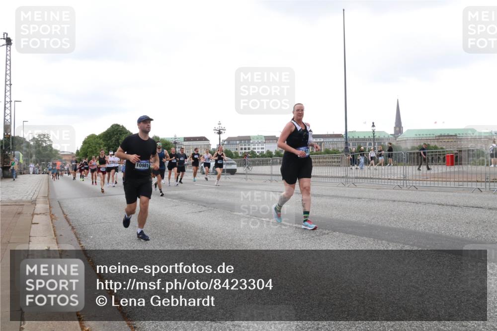 29.06.2025 - hella hamburg halbmarathon Lena Gebhardt http://msf.ph/oto/8423304 29.06.2025 10:53:00 Lombardsbrücke 10981, 1369, 1826, 2146, 2291, 2362, 2420, 2701, 2983, 2988, 3140, 3227, 3787, 4591, 4626, 4729, 5360, 5428, 6135, 6521, 7032, 7483, 7511, 7681, 7737, 8414, 8641, 9068, 9070, 9545, 10055, 10392, 10417, 10568, 10600, 10661, 10879, 10928, 10981, 11520, 11524, 11919, 12127, 12128, 12193, 12700, 12994, 13489, 13916, 13917, 14009, 14038, 14765, 14807, 14977, 14979, 16137 meine-sportfotos.de