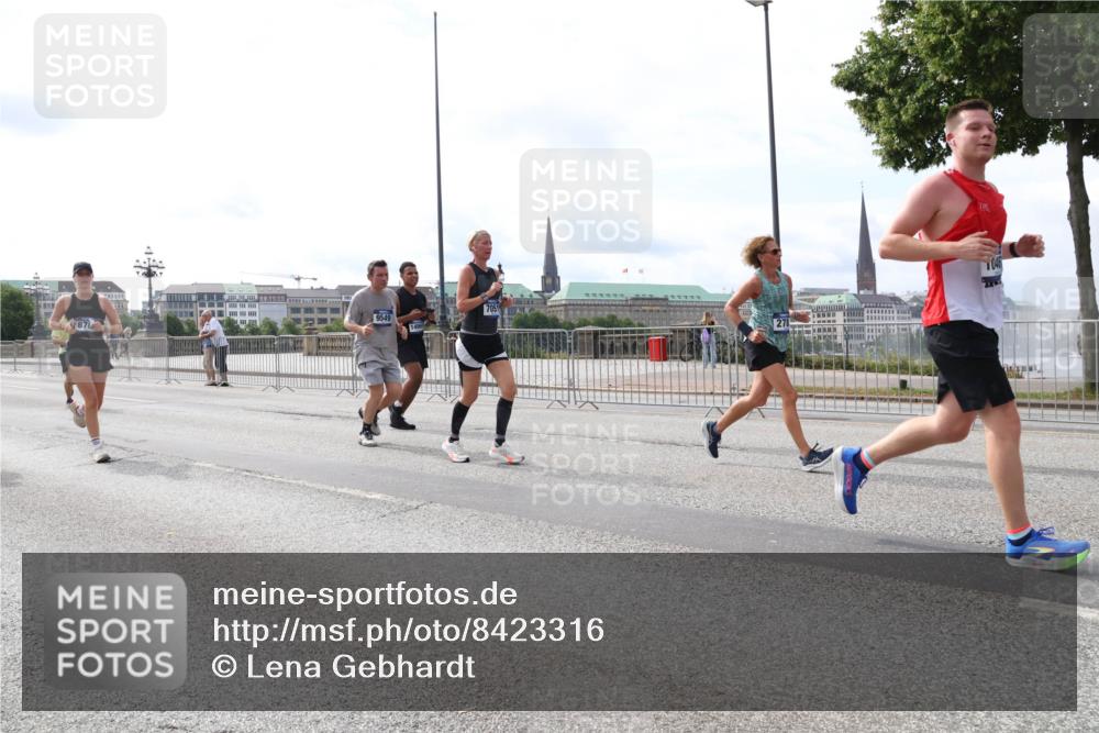 29.06.2025 - hella hamburg halbmarathon Lena Gebhardt http://msf.ph/oto/8423316 29.06.2025 10:18:56 Lombardsbrücke 9549, 7051, 1234, 1349, 1521, 1718, 1755, 1820, 2096, 2703, 2781, 2802, 2821, 3026, 3105, 3118, 3202, 3529, 3591, 3592, 3631, 4123, 4383, 4718, 4802, 4845, 5034, 5049, 5080, 5098, 5264, 5266, 5323, 5429, 5834, 5910, 6194, 6249, 6413, 6477, 6482, 6533, 6736, 7051, 7121, 7160, 7214, 7252, 7454, 8341, 8665, 8778, 8780, 9270, 9272, 9276, 9505, 9549, 9586, 9652, 9658, 9748, 9756, 9757, 10037, 10172, 10467, 10502, 10687, 10816, 12541, 12548, 12552, 12703 meine-sportfotos.de