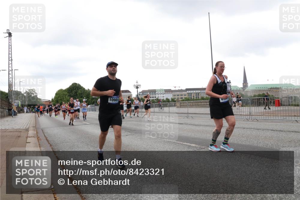 29.06.2025 - hella hamburg halbmarathon Lena Gebhardt http://msf.ph/oto/8423321 29.06.2025 10:53:00 Lombardsbrücke 10981, 1369, 1826, 2146, 2291, 2362, 2420, 2701, 2983, 2988, 3140, 3227, 3787, 4591, 4626, 4729, 5360, 5428, 6135, 6521, 7032, 7483, 7511, 7681, 7737, 8414, 8641, 9068, 9070, 9545, 10055, 10392, 10417, 10568, 10600, 10661, 10879, 10928, 10981, 11520, 11524, 11919, 12127, 12128, 12193, 12700, 12994, 13489, 13916, 13917, 14009, 14038, 14765, 14807, 14977, 14979, 16137 meine-sportfotos.de