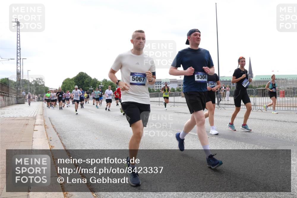29.06.2025 - hella hamburg halbmarathon Lena Gebhardt http://msf.ph/oto/8423337 29.06.2025 10:43:07 Lombardsbrücke 5067, 9304, 3764, 1304, 1149, 1155, 1467, 1656, 1788, 1816, 1878, 1964, 2103, 2158, 2267, 2361, 2401, 2450, 2509, 2940, 2941, 2971, 3074, 3238, 3283, 3329, 3378, 3518, 3638, 3764, 4056, 4092, 4105, 4177, 4302, 4367, 4385, 4680, 5067, 5268, 5610, 5720, 5755, 5967, 6120, 6440, 7043, 7461, 7513, 7872, 8135, 8161, 8184, 8435, 8795, 8991, 9072, 9304, 9378, 9639, 9641, 9644, 9976, 10008, 10180, 10697, 11142, 11710, 12151, 12441, 13049, 13241 meine-sportfotos.de