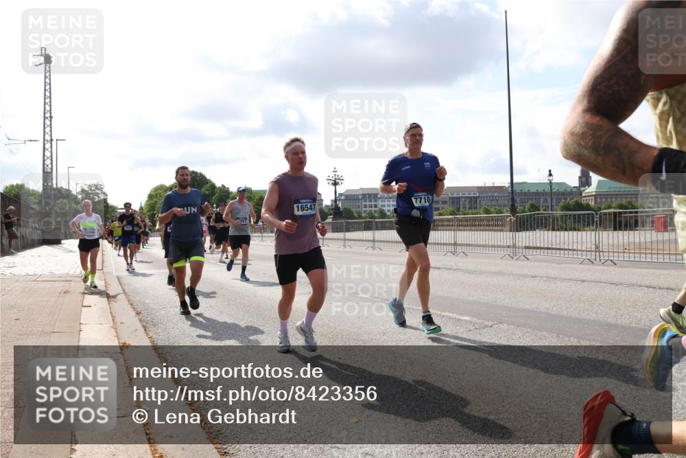 29.06.2025 - hella hamburg halbmarathon Lena Gebhardt http://msf.ph/oto/8423356 29.06.2025 09:52:08 Lombardsbrücke 16547, 7710, 1057, 1139, 1312, 1353, 1468, 1569, 1604, 1631, 1763, 1903, 2653, 3305, 3437, 3618, 3697, 3852, 4565, 4865, 4871, 4915, 4991, 5014, 5047, 5129, 5231, 5336, 5690, 5987, 6373, 6490, 6700, 6705, 6711, 6770, 7092, 7185, 7710, 8074, 8346, 8359, 8564, 8900, 9348, 9358, 9444, 9547, 9659, 10319, 10375, 10493, 10691, 10741, 10934, 10978, 11021, 11062, 11495, 11679, 11714, 11821, 12438, 12623, 12711, 12772, 13728 meine-sportfotos.de