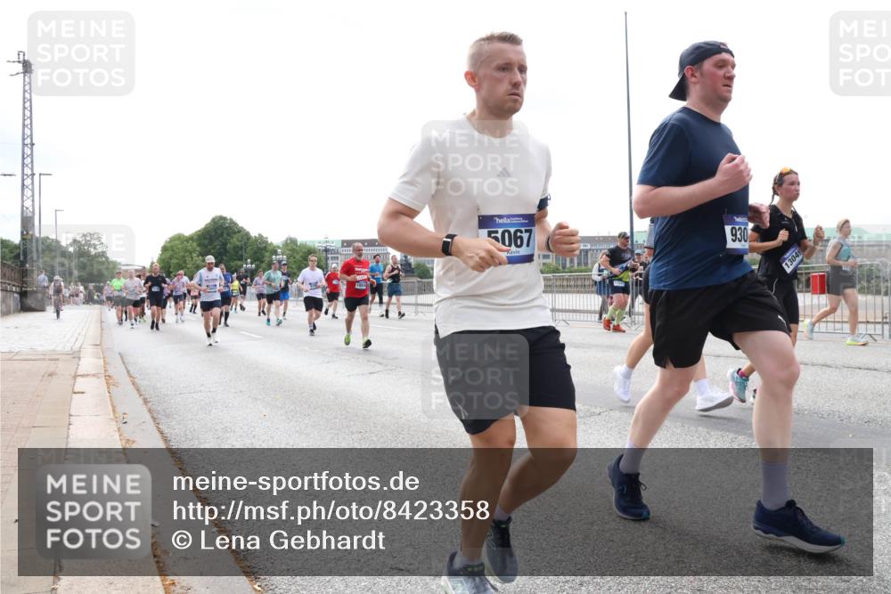 29.06.2025 - hella hamburg halbmarathon Lena Gebhardt http://msf.ph/oto/8423358 29.06.2025 10:43:07 Lombardsbrücke 1854, 5067, 930, 1304, 1149, 1155, 1467, 1656, 1788, 1816, 1878, 1964, 2103, 2158, 2267, 2361, 2401, 2450, 2509, 2940, 2941, 2971, 3074, 3238, 3283, 3329, 3378, 3518, 3638, 3764, 4056, 4092, 4105, 4177, 4302, 4367, 4385, 4680, 5067, 5268, 5610, 5720, 5755, 5967, 6120, 6440, 7043, 7461, 7513, 7872, 8135, 8161, 8184, 8435, 8795, 8991, 9072, 9304, 9378, 9639, 9641, 9644, 9976, 10008, 10180, 10697, 11142, 11710, 12151, 12441, 13049, 13241 meine-sportfotos.de