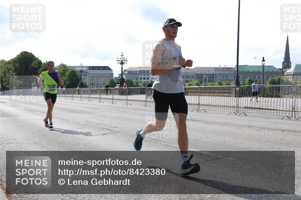 29.06.2025 - hella hamburg halbmarathon Lena Gebhardt http://msf.ph/oto/8423380 29.06.2025 09:43:02 Lombardsbrücke 18037, 4338, 5301, 5612, 7331, 7855, 9097, 9269, 9385, 9565, 9767, 10468, 10867, 11078, 11228, 11994, 12341, 12360, 12529, 12992, 13346, 13374, 13872, 13913, 14728, 14753, 14757, 14836, 15483, 15671, 16615, 17614, 18037, 18328, 18693, 18695, 18740, 18989, 19041, 19042, 19050, 19076, 19078 meine-sportfotos.de