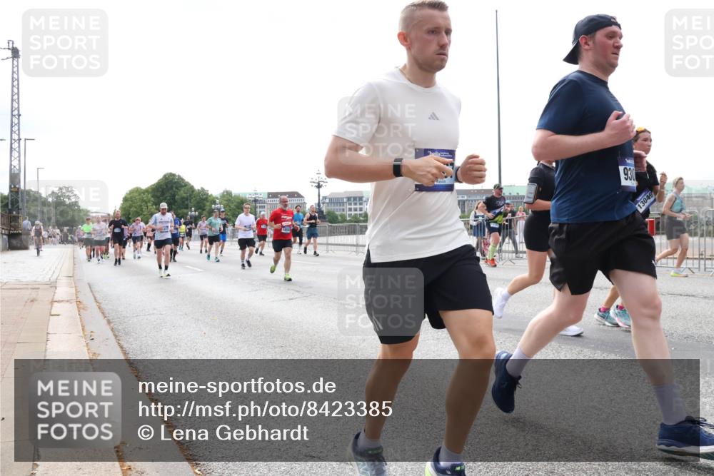 29.06.2025 - hella hamburg halbmarathon Lena Gebhardt http://msf.ph/oto/8423385 29.06.2025 10:43:07 Lombardsbrücke 1854, 930, 13049, 1149, 1155, 1467, 1656, 1788, 1816, 1878, 1964, 2103, 2158, 2267, 2361, 2401, 2450, 2509, 2940, 2941, 2971, 3074, 3238, 3283, 3329, 3378, 3518, 3638, 3764, 4056, 4092, 4105, 4177, 4302, 4367, 4385, 4680, 5067, 5268, 5610, 5720, 5755, 5967, 6120, 6440, 7043, 7461, 7513, 7872, 8135, 8161, 8184, 8435, 8795, 8991, 9072, 9304, 9378, 9639, 9641, 9644, 9976, 10008, 10180, 10697, 11142, 11710, 12151, 12441, 13049, 13241 meine-sportfotos.de