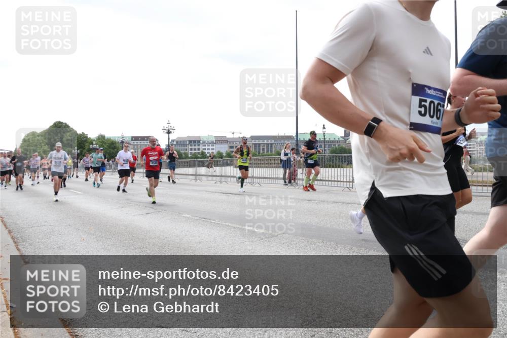 29.06.2025 - hella hamburg halbmarathon Lena Gebhardt http://msf.ph/oto/8423405 29.06.2025 10:43:07 Lombardsbrücke 13417, 18540, 506, 1149, 1155, 1467, 1656, 1788, 1816, 1878, 1964, 2103, 2158, 2267, 2361, 2401, 2450, 2509, 2940, 2941, 2971, 3074, 3238, 3283, 3329, 3378, 3518, 3638, 3764, 4056, 4092, 4105, 4177, 4302, 4367, 4385, 4680, 5067, 5268, 5610, 5720, 5755, 5967, 6120, 6440, 7043, 7461, 7513, 7872, 8135, 8161, 8184, 8435, 8795, 8991, 9072, 9304, 9378, 9639, 9641, 9644, 9976, 10008, 10180, 10697, 11142, 11710, 12151, 12441, 13049, 13241 meine-sportfotos.de