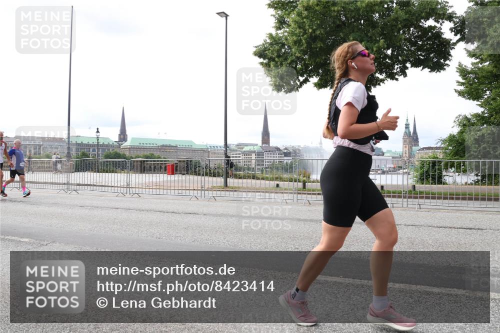 29.06.2025 - hella hamburg halbmarathon Lena Gebhardt http://msf.ph/oto/8423414 29.06.2025 10:28:13 Lombardsbrücke 1148, 3445, 5177, 5369, 5604, 5847, 6632, 7497, 7667, 7980, 8215, 8327, 9567, 9653, 9654, 9688, 11692, 11739, 12780, 12823, 12842, 13045, 13296, 13400, 13568, 13678, 13860, 14017, 14155, 15123, 15607, 15608, 16569, 16804, 18256, 18604, 18626, 19180 meine-sportfotos.de