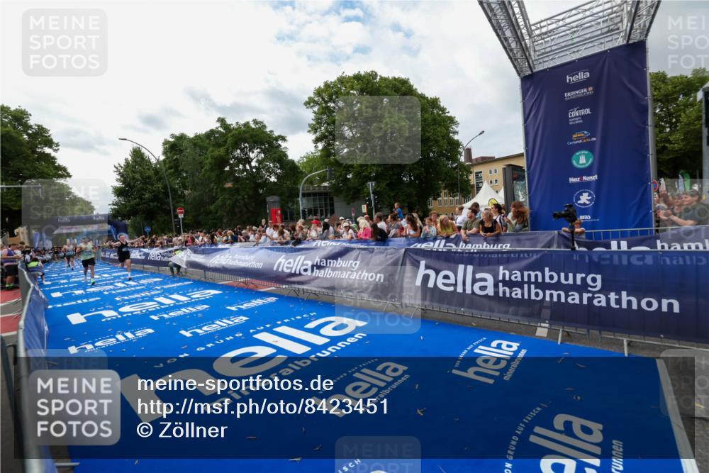 29.06.2025 - hella hamburg halbmarathon Zöllner http://msf.ph/oto/8423451 29.06.2025 10:33:10 Ziel 1910, 6473, 14276, 17802 meine-sportfotos.de
