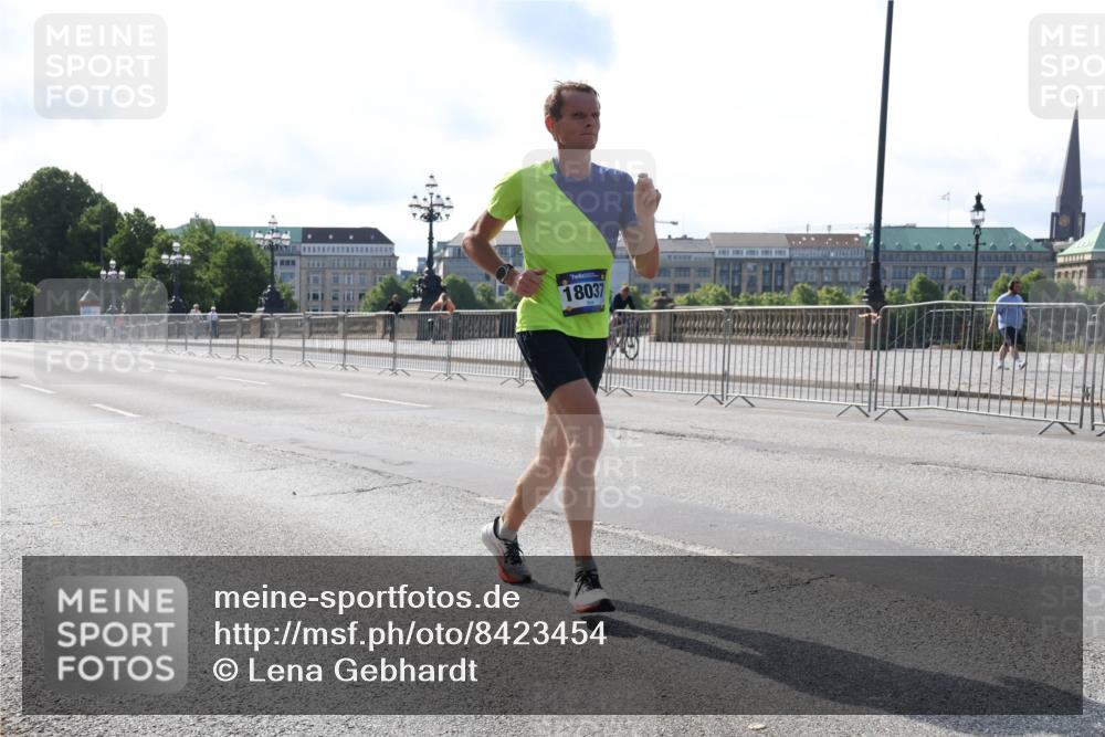 29.06.2025 - hella hamburg halbmarathon Lena Gebhardt http://msf.ph/oto/8423454 29.06.2025 09:43:03 Lombardsbrücke 18037, 4338, 5301, 5612, 7331, 7855, 9097, 9269, 9385, 9565, 9767, 10468, 10867, 11078, 11228, 11994, 12341, 12360, 12529, 12992, 13346, 13374, 13872, 13913, 14728, 14753, 14757, 14836, 15483, 15671, 16615, 17614, 18037, 18328, 18693, 18695, 18740, 18989, 19041, 19042, 19050, 19076, 19078 meine-sportfotos.de