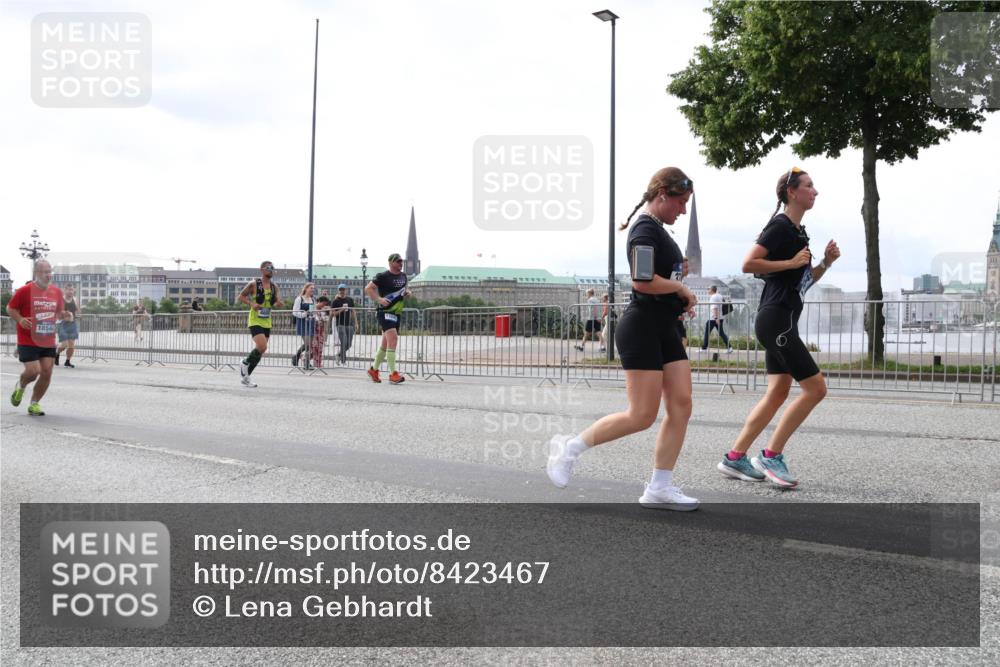 29.06.2025 - hella hamburg halbmarathon Lena Gebhardt http://msf.ph/oto/8423467 29.06.2025 10:43:08 Lombardsbrücke 18540, 1149, 1155, 1467, 1656, 1788, 1816, 1878, 1964, 2103, 2158, 2267, 2361, 2401, 2450, 2509, 2940, 2941, 2971, 3074, 3238, 3283, 3329, 3378, 3518, 3638, 3764, 4056, 4092, 4105, 4177, 4302, 4367, 4385, 4680, 5067, 5268, 5610, 5720, 5755, 5967, 6120, 6440, 7043, 7461, 7872, 8135, 8161, 8184, 8408, 8435, 8795, 8991, 9072, 9304, 9378, 9639, 9641, 9644, 9976, 10008, 10180, 10697, 11142, 11710, 12151, 12441, 13049 meine-sportfotos.de