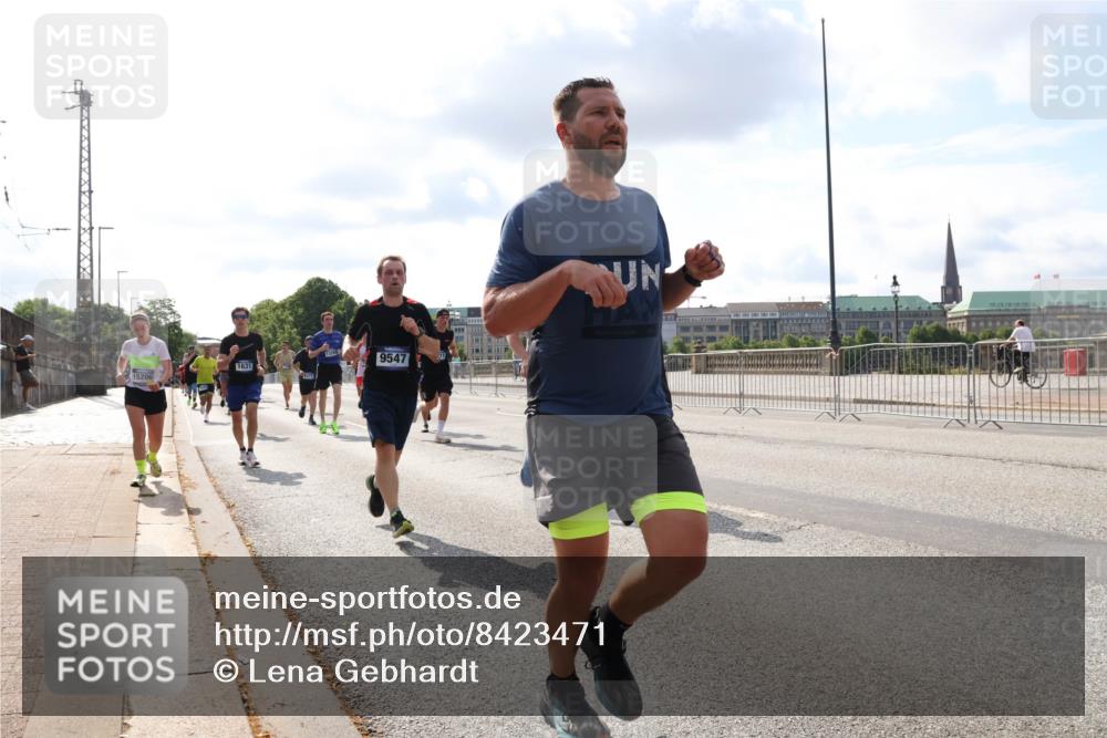 29.06.2025 - hella hamburg halbmarathon Lena Gebhardt http://msf.ph/oto/8423471 29.06.2025 09:52:09 Lombardsbrücke 15206, 1631, 9547, 1057, 1139, 1312, 1353, 1468, 1569, 1604, 1631, 1763, 2653, 3305, 3437, 3618, 3697, 3852, 4565, 4865, 4871, 4915, 4991, 5014, 5047, 5129, 5231, 5336, 5690, 5987, 6373, 6490, 6550, 6700, 6705, 6711, 6770, 7092, 7185, 7710, 8074, 8346, 8359, 8564, 8852, 8900, 9348, 9358, 9444, 9547, 9659, 10319, 10375, 10493, 10691, 10741, 10934, 10978, 11021, 11062, 11495, 11679, 11714, 11821, 12046, 12438, 12623, 12711, 12772, 13728 meine-sportfotos.de