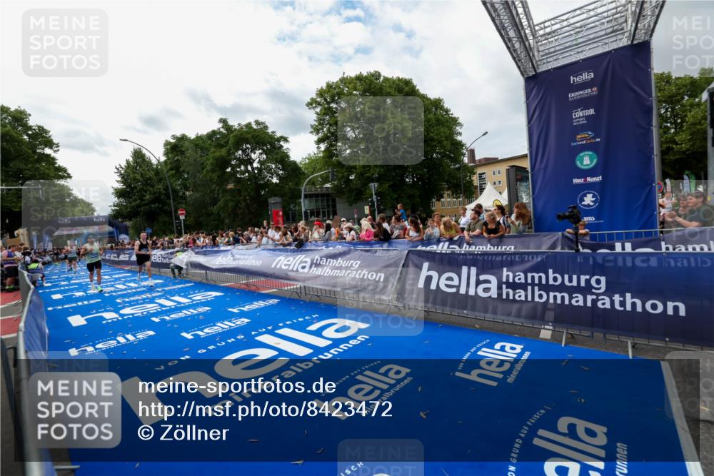29.06.2025 - hella hamburg halbmarathon Zöllner http://msf.ph/oto/8423472 29.06.2025 10:33:11 Ziel 1910, 6473, 14276, 17802 meine-sportfotos.de