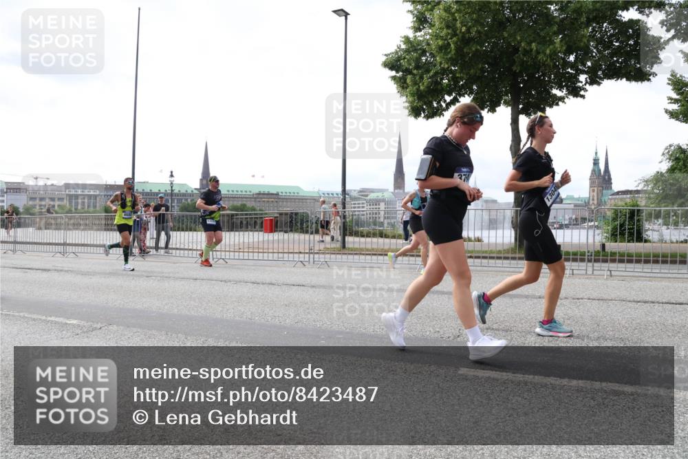 29.06.2025 - hella hamburg halbmarathon Lena Gebhardt http://msf.ph/oto/8423487 29.06.2025 10:43:08 Lombardsbrücke 1324, 37, 1304, 1149, 1155, 1467, 1656, 1788, 1816, 1878, 1964, 2103, 2158, 2267, 2361, 2401, 2450, 2509, 2940, 2941, 2971, 3074, 3238, 3283, 3329, 3378, 3518, 3638, 3764, 4056, 4092, 4105, 4177, 4302, 4367, 4385, 4680, 5067, 5268, 5610, 5720, 5755, 5967, 6120, 6440, 7043, 7461, 7872, 8135, 8161, 8184, 8408, 8435, 8795, 8991, 9072, 9304, 9378, 9639, 9641, 9644, 9976, 10008, 10180, 10697, 11142, 11710, 12151, 12441, 13049 meine-sportfotos.de