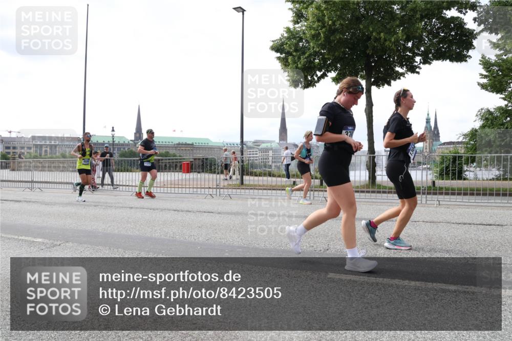 29.06.2025 - hella hamburg halbmarathon Lena Gebhardt http://msf.ph/oto/8423505 29.06.2025 10:43:08 Lombardsbrücke 4680, 13241, 37, 1149, 1155, 1467, 1656, 1788, 1816, 1878, 1964, 2103, 2158, 2267, 2361, 2401, 2450, 2509, 2940, 2941, 2971, 3074, 3238, 3283, 3329, 3378, 3518, 3638, 3764, 4056, 4092, 4105, 4177, 4302, 4367, 4385, 4680, 5067, 5268, 5610, 5720, 5755, 5967, 6120, 6440, 7043, 7461, 7872, 8135, 8161, 8184, 8408, 8435, 8795, 8991, 9072, 9304, 9378, 9639, 9641, 9644, 9976, 10008, 10180, 10697, 11142, 11710, 12151, 12441, 13049 meine-sportfotos.de