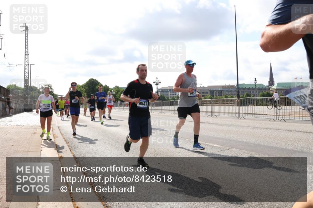 29.06.2025 - hella hamburg halbmarathon Lena Gebhardt http://msf.ph/oto/8423518 29.06.2025 09:52:10 Lombardsbrücke 1631, 15206, 9547, 057, 1057, 1139, 1312, 1353, 1468, 1569, 1604, 1631, 1763, 2653, 3305, 3437, 3618, 3697, 3852, 4565, 4871, 4915, 4991, 5011, 5014, 5047, 5129, 5231, 5336, 5690, 5987, 6373, 6490, 6550, 6700, 6705, 6711, 6770, 7092, 7185, 7710, 8074, 8346, 8359, 8564, 8852, 8900, 9348, 9358, 9444, 9547, 9659, 10319, 10375, 10493, 10691, 10741, 10934, 10978, 11021, 11062, 11495, 11679, 11714, 11821, 12046, 12438, 12623, 12711, 12772, 13728 meine-sportfotos.de