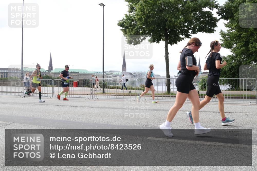 29.06.2025 - hella hamburg halbmarathon Lena Gebhardt http://msf.ph/oto/8423526 29.06.2025 10:43:08 Lombardsbrücke 13241, 1149, 1155, 1467, 1656, 1788, 1816, 1878, 1964, 2103, 2158, 2267, 2361, 2401, 2450, 2509, 2940, 2941, 2971, 3074, 3238, 3283, 3329, 3378, 3518, 3638, 3764, 4056, 4092, 4105, 4177, 4302, 4367, 4385, 4680, 5067, 5268, 5610, 5720, 5755, 5967, 6120, 6440, 7043, 7461, 7872, 8135, 8161, 8184, 8408, 8435, 8795, 8991, 9072, 9304, 9378, 9639, 9641, 9644, 9976, 10008, 10180, 10697, 11142, 11710, 12151, 12441, 13049 meine-sportfotos.de