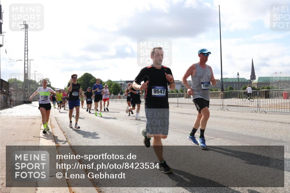 29.06.2025 - hella hamburg halbmarathon Lena Gebhardt http://msf.ph/oto/8423534 29.06.2025 09:52:10 Lombardsbrücke 1631, 15206, 6973, 176, 9547, 1057, 1057, 1139, 1312, 1353, 1468, 1569, 1604, 1631, 1763, 2653, 3305, 3437, 3618, 3697, 3852, 4565, 4871, 4915, 4991, 5011, 5014, 5047, 5129, 5231, 5336, 5690, 5987, 6373, 6490, 6550, 6700, 6705, 6711, 6770, 7092, 7185, 7710, 8074, 8346, 8359, 8564, 8852, 8900, 9348, 9358, 9444, 9547, 9659, 10319, 10375, 10493, 10691, 10741, 10934, 10978, 11021, 11062, 11495, 11679, 11714, 11821, 12046, 12438, 12623, 12711, 12772, 13728 meine-sportfotos.de