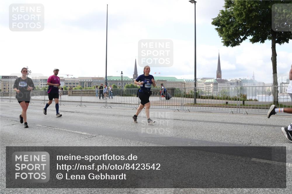 29.06.2025 - hella hamburg halbmarathon Lena Gebhardt http://msf.ph/oto/8423542 29.06.2025 10:06:10 Lombardsbrücke 8051, 14987, 1229, 1245, 1448, 1766, 1830, 1842, 2471, 2540, 3062, 3929, 4169, 4542, 4666, 4868, 5431, 5762, 6014, 6314, 7138, 7741, 8051, 8316, 8894, 8909, 9339, 9361, 9477, 9560, 9917, 10214, 10297, 10781, 13042, 13054, 13481, 13863, 14369, 14987, 15113, 15145, 15229, 15462, 15537, 15766, 15772, 15858, 16441, 16687, 17239, 17740, 17746, 17885, 18042, 18575, 18768, 18857, 18910, 18913, 18966, 18973 meine-sportfotos.de