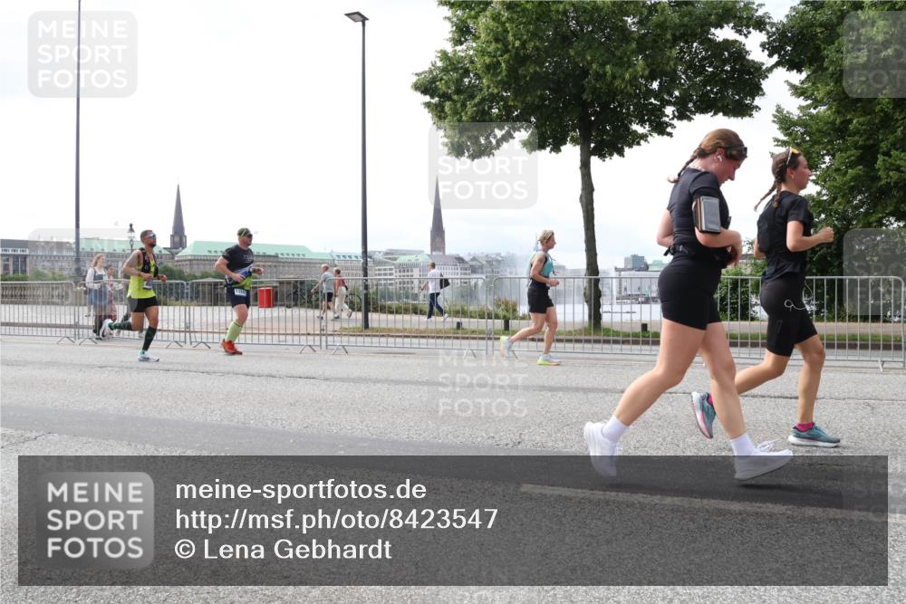 29.06.2025 - hella hamburg halbmarathon Lena Gebhardt http://msf.ph/oto/8423547 29.06.2025 10:43:08 Lombardsbrücke 1324, 1149, 1155, 1467, 1656, 1788, 1816, 1878, 1964, 2103, 2158, 2267, 2361, 2401, 2450, 2509, 2940, 2941, 2971, 3074, 3238, 3283, 3329, 3378, 3518, 3638, 3764, 4056, 4092, 4105, 4177, 4302, 4367, 4385, 4680, 5067, 5268, 5610, 5720, 5755, 5967, 6120, 6440, 7043, 7461, 7872, 8135, 8161, 8184, 8408, 8435, 8795, 8991, 9072, 9304, 9378, 9639, 9641, 9644, 9976, 10008, 10180, 10697, 11142, 11710, 12151, 12441, 13049 meine-sportfotos.de