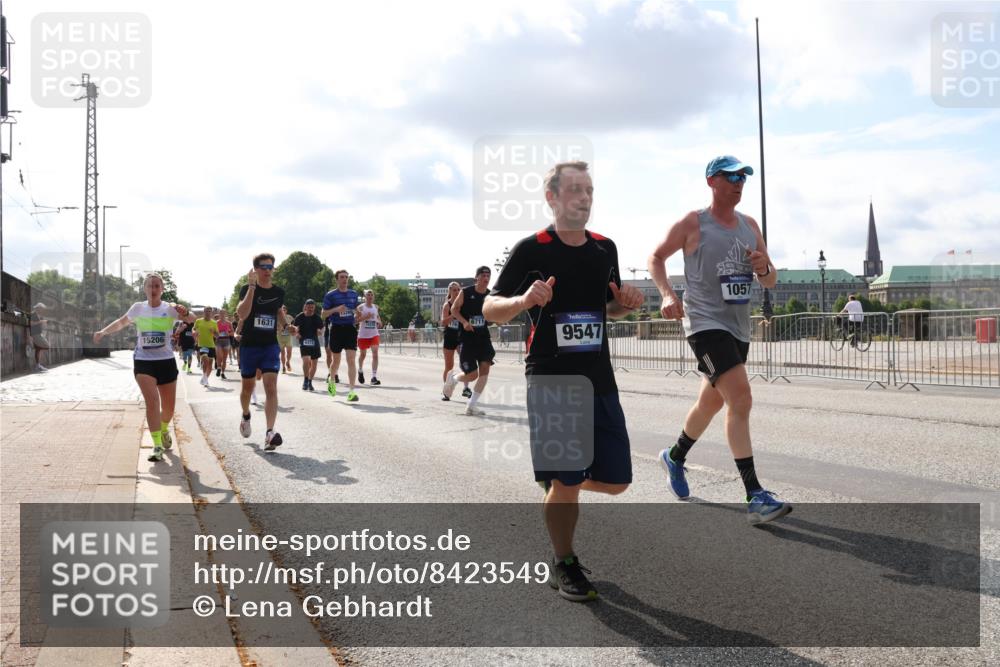 29.06.2025 - hella hamburg halbmarathon Lena Gebhardt http://msf.ph/oto/8423549 29.06.2025 09:52:10 Lombardsbrücke 15206, 1631, 69373, 6711, 9547, 1057, 1057, 1139, 1312, 1353, 1468, 1569, 1604, 1631, 1763, 2653, 3305, 3437, 3618, 3697, 3852, 4565, 4871, 4915, 4991, 5011, 5014, 5047, 5129, 5231, 5336, 5690, 5987, 6373, 6490, 6550, 6700, 6705, 6711, 6770, 7092, 7185, 7710, 8074, 8346, 8359, 8564, 8852, 8900, 9348, 9358, 9444, 9547, 9659, 10319, 10375, 10493, 10691, 10741, 10934, 10978, 11021, 11062, 11495, 11679, 11714, 11821, 12046, 12438, 12623, 12711, 12772, 13728 meine-sportfotos.de