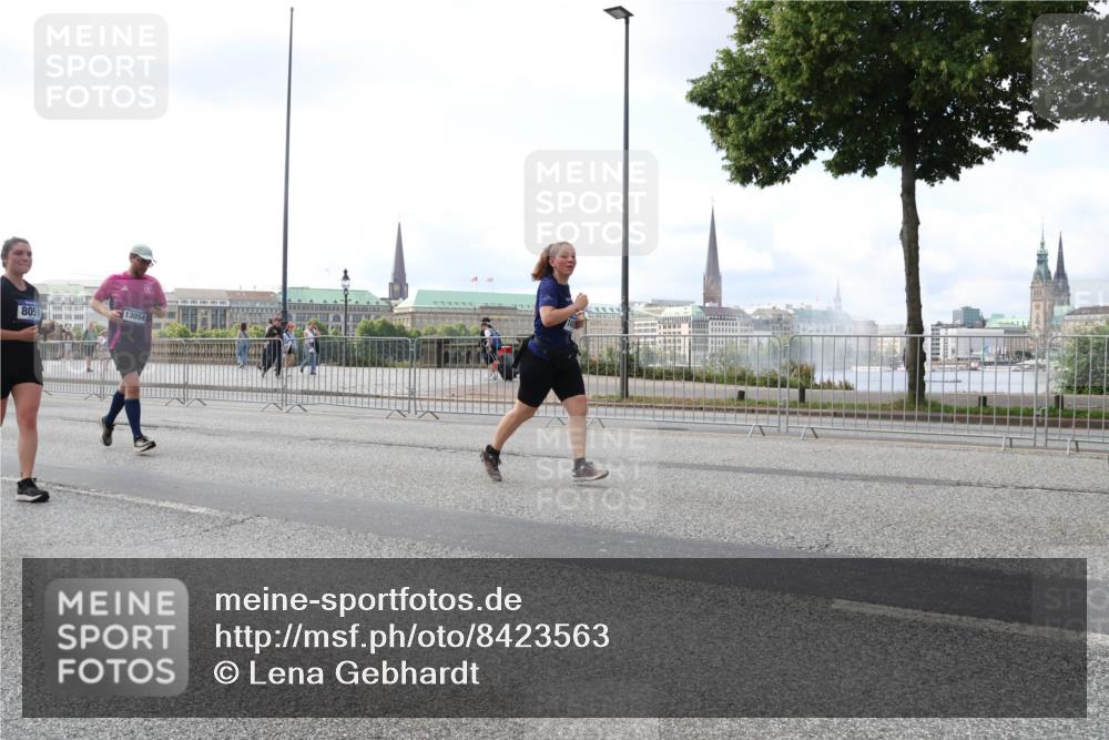 29.06.2025 - hella hamburg halbmarathon Lena Gebhardt http://msf.ph/oto/8423563 29.06.2025 10:06:11 Lombardsbrücke 8051, 13054, 1229, 1245, 1448, 1766, 1830, 1842, 2471, 2540, 3062, 3929, 4169, 4542, 4666, 4868, 5431, 5762, 6014, 6314, 7138, 7741, 8051, 8316, 8894, 8909, 9361, 9477, 9560, 10214, 10297, 10781, 13042, 13054, 13481, 13863, 14369, 14987, 15113, 15145, 15229, 15462, 15537, 15766, 15772, 15858, 16441, 16687, 17239, 17746, 17885, 18042, 18575, 18577, 18768, 18857, 18910, 18913, 18966, 18973 meine-sportfotos.de