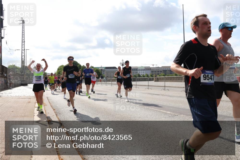 29.06.2025 - hella hamburg halbmarathon Lena Gebhardt http://msf.ph/oto/8423565 29.06.2025 09:52:11 Lombardsbrücke 15206, 1631, 6373, 17637, 6711, 9547, 1057, 1139, 1312, 1353, 1468, 1569, 1604, 1631, 1763, 2653, 3305, 3437, 3618, 3697, 3852, 4565, 4871, 4915, 4991, 5011, 5014, 5047, 5129, 5231, 5336, 5690, 5987, 6373, 6550, 6700, 6705, 6711, 6770, 7092, 7185, 7710, 8074, 8346, 8359, 8564, 8852, 8900, 9348, 9358, 9444, 9547, 9659, 10319, 10375, 10493, 10691, 10741, 10934, 10978, 11021, 11062, 11495, 11679, 11714, 11821, 12046, 12438, 12623, 12711, 12772, 13728 meine-sportfotos.de