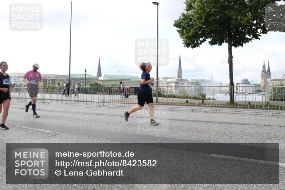 29.06.2025 - hella hamburg halbmarathon Lena Gebhardt http://msf.ph/oto/8423582 29.06.2025 10:06:11 Lombardsbrücke 8051, 13054, 1229, 1245, 1448, 1766, 1830, 1842, 2471, 2540, 3062, 3929, 4169, 4542, 4666, 4868, 5431, 5762, 6014, 6314, 7138, 7741, 8051, 8316, 8894, 8909, 9361, 9477, 9560, 10214, 10297, 10781, 13042, 13054, 13481, 13863, 14369, 14987, 15113, 15145, 15229, 15462, 15537, 15766, 15772, 15858, 16441, 16687, 17239, 17746, 17885, 18042, 18575, 18577, 18768, 18857, 18910, 18913, 18966, 18973 meine-sportfotos.de