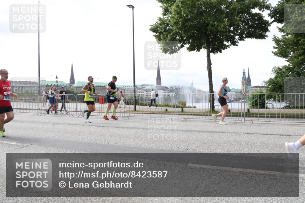 29.06.2025 - hella hamburg halbmarathon Lena Gebhardt http://msf.ph/oto/8423587 29.06.2025 10:43:09 Lombardsbrücke 1854, 13241, 1149, 1155, 1467, 1656, 1788, 1816, 1878, 1964, 2103, 2158, 2267, 2361, 2401, 2450, 2509, 2971, 3074, 3238, 3283, 3329, 3378, 3518, 3638, 3764, 4056, 4092, 4105, 4177, 4302, 4367, 4385, 4680, 5067, 5268, 5610, 5720, 5755, 5967, 6440, 7043, 7461, 7872, 8135, 8161, 8184, 8408, 8435, 8795, 8991, 9072, 9304, 9378, 9639, 9641, 9644, 9976, 10008, 10180, 10697, 11142, 11710, 12151, 12441, 13049 meine-sportfotos.de