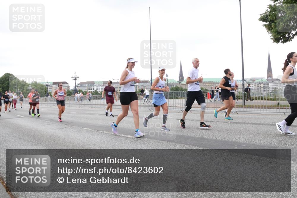 29.06.2025 - hella hamburg halbmarathon Lena Gebhardt http://msf.ph/oto/8423602 29.06.2025 10:53:06 Lombardsbrücke 10055, 1369, 1900, 2146, 2291, 2362, 2409, 2701, 2988, 3227, 3787, 4195, 4591, 4626, 4729, 5428, 6135, 6521, 7032, 7483, 7681, 7737, 8212, 8414, 8515, 8641, 8906, 9545, 9764, 10043, 10055, 10175, 10417, 10490, 10568, 10600, 10661, 10879, 10981, 11520, 11524, 11919, 12127, 12128, 12193, 12219, 12700, 12994, 13489, 13916, 13917, 14009, 14038, 14765, 14807, 14977, 14979, 16137 meine-sportfotos.de