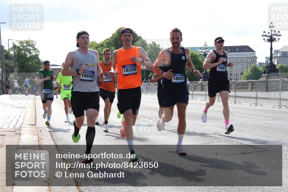 29.06.2025 - hella hamburg halbmarathon Lena Gebhardt http://msf.ph/oto/8423650 29.06.2025 09:43:08 Lombardsbrücke 9767, 18989, 18693, 4757, 18328, 18695, 10867, 1271, 4338, 5301, 5612, 6090, 7331, 7855, 9097, 9269, 9385, 9565, 9767, 10867, 11078, 11228, 11994, 12341, 12360, 12529, 12992, 13346, 13374, 14728, 14753, 14757, 14836, 15483, 15671, 17614, 18037, 18328, 18693, 18695, 18740, 18989, 19041, 19042, 19050, 19076, 19078 meine-sportfotos.de