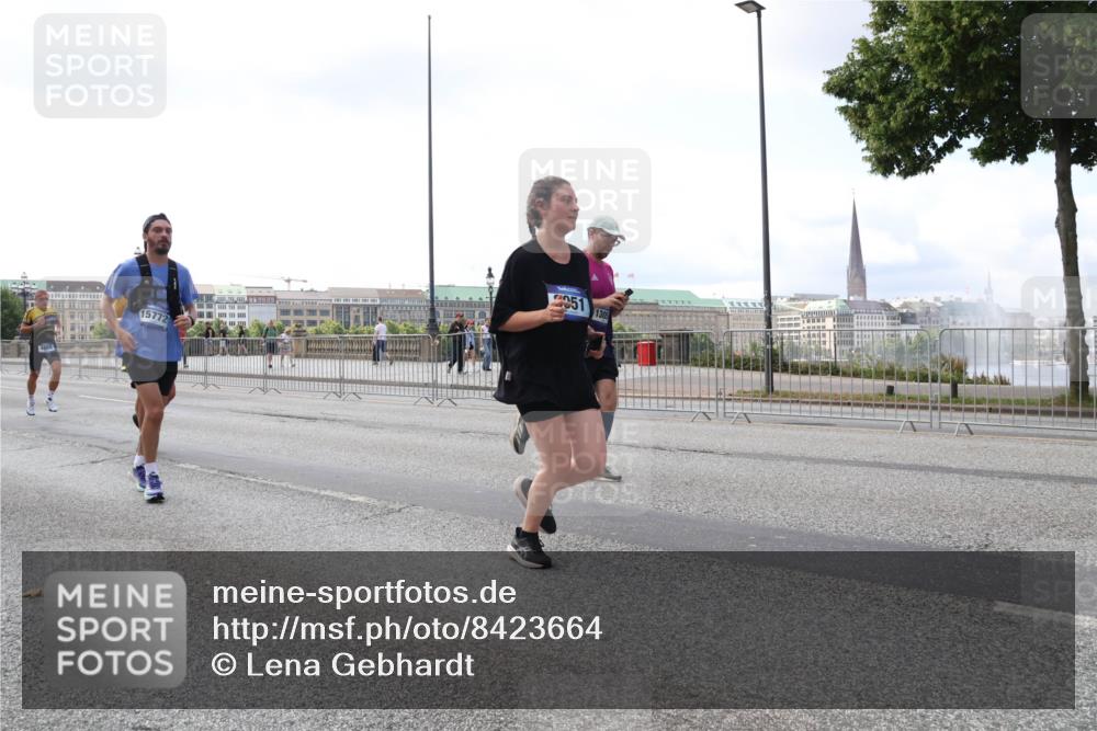 29.06.2025 - hella hamburg halbmarathon Lena Gebhardt http://msf.ph/oto/8423664 29.06.2025 10:06:12 Lombardsbrücke 15772, 51, 130, 1229, 1245, 1448, 1766, 1830, 1842, 2471, 2540, 3062, 4169, 4542, 4666, 4868, 5431, 5762, 6014, 6314, 7138, 7741, 8051, 8316, 8894, 8909, 9361, 9477, 9560, 10214, 10297, 10781, 13042, 13054, 13481, 13863, 14369, 14987, 15113, 15145, 15229, 15462, 15537, 15766, 15772, 15858, 16441, 16687, 17239, 17746, 17885, 18042, 18575, 18577, 18768, 18857, 18910, 18913, 18966, 18973 meine-sportfotos.de