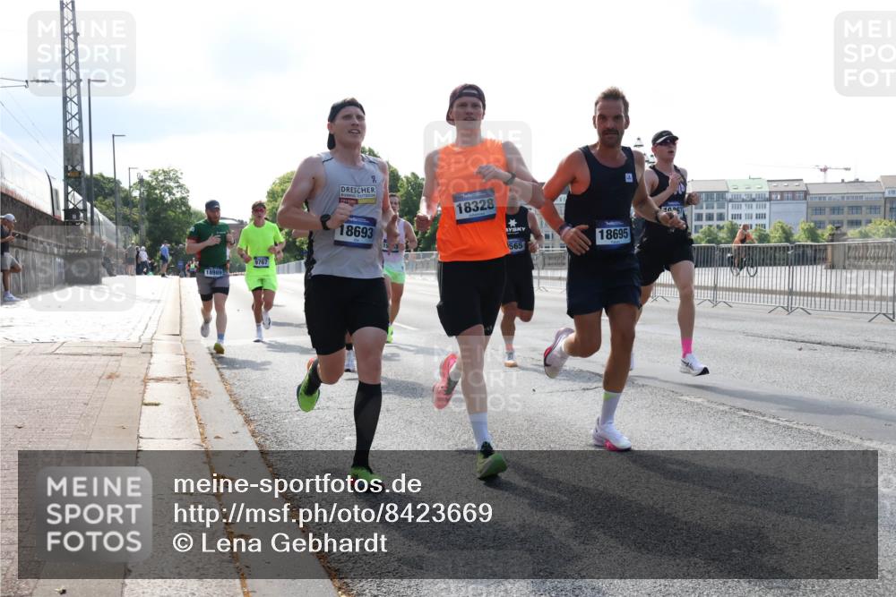 29.06.2025 - hella hamburg halbmarathon Lena Gebhardt http://msf.ph/oto/8423669 29.06.2025 09:43:08 Lombardsbrücke 9767, 18989, 18328, 18693, 565, 18695, 0967, 1271, 4338, 5301, 5612, 6090, 7331, 7855, 9097, 9269, 9385, 9565, 9767, 10867, 11078, 11228, 11994, 12341, 12360, 12529, 12992, 13346, 13374, 14728, 14753, 14757, 14836, 15483, 15671, 17614, 18037, 18328, 18693, 18695, 18740, 18989, 19041, 19042, 19050, 19076, 19078 meine-sportfotos.de