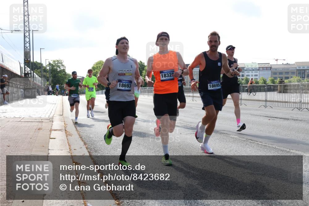 29.06.2025 - hella hamburg halbmarathon Lena Gebhardt http://msf.ph/oto/8423682 29.06.2025 09:43:09 Lombardsbrücke 18989, 9767, 18693, 1832, 65, 18695, 1271, 4338, 5301, 5612, 6090, 7331, 7855, 9097, 9269, 9385, 9565, 9767, 10867, 11228, 11994, 12341, 12360, 12529, 12992, 13346, 13374, 14728, 14753, 14757, 14836, 15483, 15671, 17614, 18037, 18328, 18693, 18695, 18740, 18989, 19041, 19042, 19050, 19076, 19078 meine-sportfotos.de