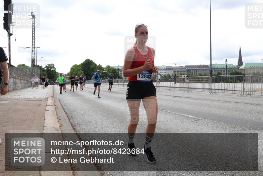 29.06.2025 - hella hamburg halbmarathon Lena Gebhardt http://msf.ph/oto/8423684 29.06.2025 10:28:17 Lombardsbrücke 12842, 1148, 3445, 5177, 5369, 5604, 5718, 5847, 5903, 5939, 6418, 6632, 7497, 7667, 7980, 8215, 8327, 9567, 9653, 9654, 9855, 10434, 11692, 11739, 12780, 12823, 12842, 13045, 13296, 13400, 13568, 13678, 13860, 14017, 14155, 15123, 15607, 15608, 16569, 16804, 18256, 18293, 18604, 19180 meine-sportfotos.de