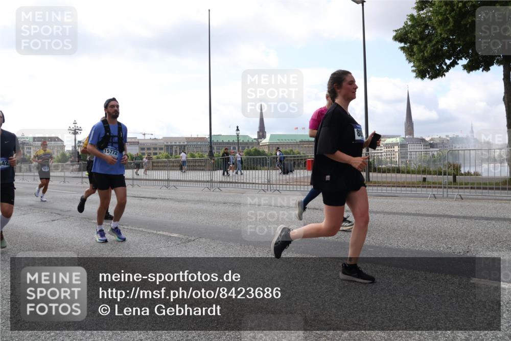 29.06.2025 - hella hamburg halbmarathon Lena Gebhardt http://msf.ph/oto/8423686 29.06.2025 10:06:12 Lombardsbrücke 542, 4868, 15772, 1229, 1245, 1448, 1766, 1830, 1842, 2471, 2540, 3062, 4169, 4542, 4666, 4868, 5431, 5762, 6014, 6314, 7138, 7741, 8051, 8316, 8894, 8909, 9361, 9477, 9560, 10214, 10297, 10781, 13042, 13054, 13481, 13863, 14369, 14987, 15113, 15145, 15229, 15462, 15537, 15766, 15772, 15858, 16441, 16687, 17239, 17746, 17885, 18042, 18575, 18577, 18768, 18857, 18910, 18913, 18966, 18973 meine-sportfotos.de