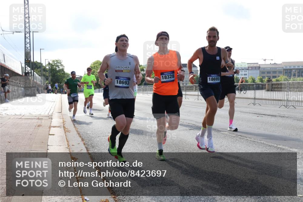 29.06.2025 - hella hamburg halbmarathon Lena Gebhardt http://msf.ph/oto/8423697 29.06.2025 09:43:09 Lombardsbrücke 18989, 9767, 18693, 18328, 18695, 1271, 4338, 5301, 5612, 6090, 7331, 7855, 9097, 9269, 9385, 9565, 9767, 10867, 11228, 11994, 12341, 12360, 12529, 12992, 13346, 13374, 14728, 14753, 14757, 14836, 15483, 15671, 17614, 18037, 18328, 18693, 18695, 18740, 18989, 19041, 19042, 19050, 19076, 19078 meine-sportfotos.de