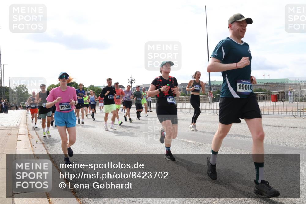 29.06.2025 - hella hamburg halbmarathon Lena Gebhardt http://msf.ph/oto/8423702 29.06.2025 10:19:00 Lombardsbrücke 15657, 4718, 484, 13, 19010, 1349, 1521, 1718, 1755, 2096, 2311, 2703, 2781, 2802, 2821, 3026, 3105, 3118, 3202, 3529, 3591, 3592, 3631, 4383, 4718, 4802, 4845, 5034, 5049, 5080, 5098, 5178, 5264, 5266, 5323, 5429, 5834, 5910, 6194, 6249, 6413, 6477, 6482, 6533, 6542, 6736, 7051, 7121, 7214, 7252, 7454, 8665, 8761, 8778, 8780, 9252, 9270, 9272, 9276, 9505, 9549, 9652, 9756, 9757, 10037, 10124, 10129, 10172, 10467, 10502, 10816, 12541, 12548, 12552, 12703 meine-sportfotos.de